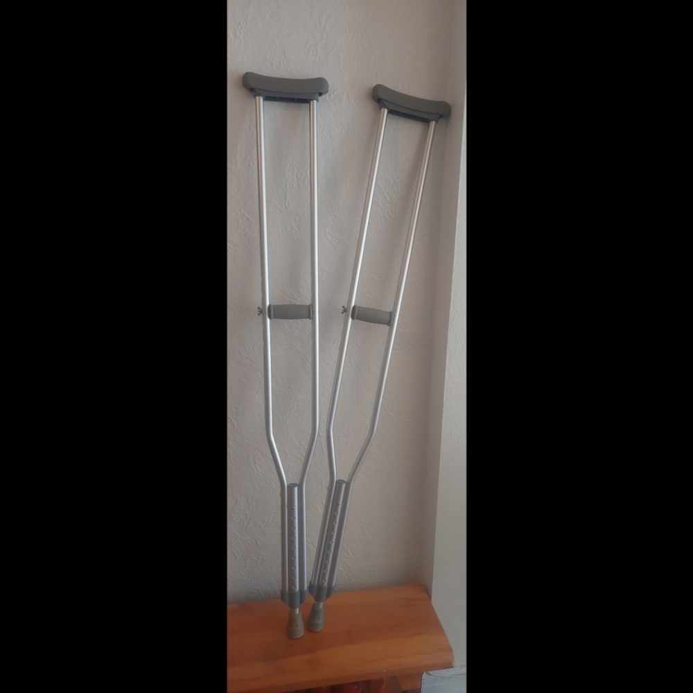 Crutches ⚕️ Clean (Like New) & Comfortable 💚